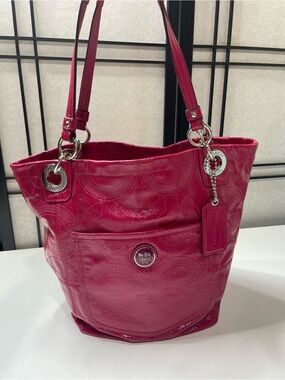 COACH Alex Fuchsia Pink
Patent Leather Signature Stitch
Tote Bag Purse F14265